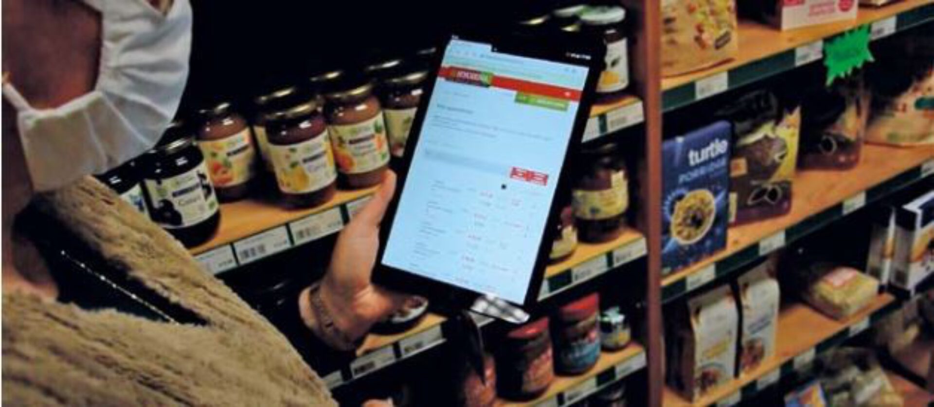 Tablet tussen rekken