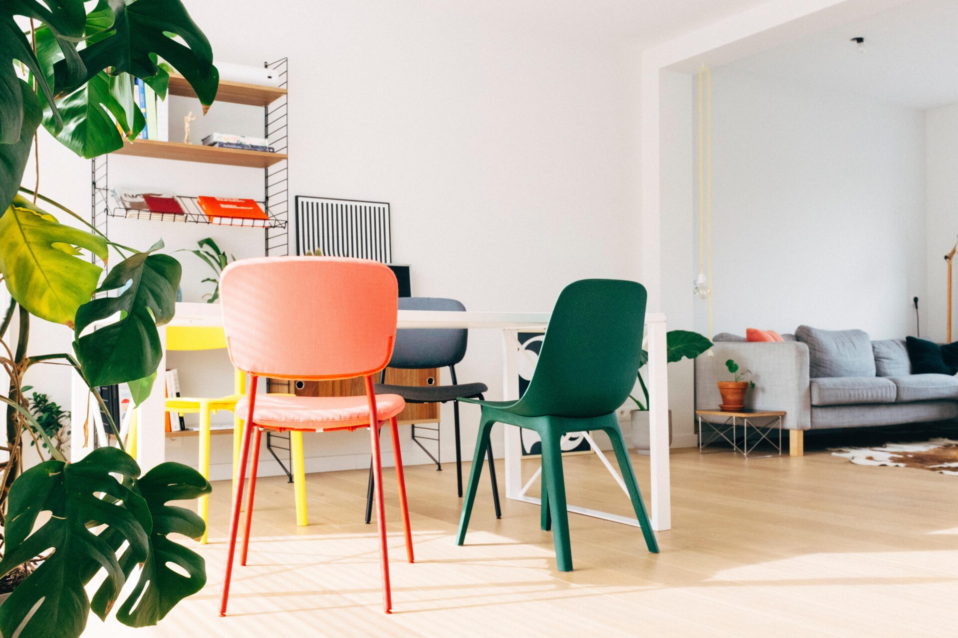 Verschillende stoelen kleuren designs david libeert b2n Nepkk W Ys unsplash